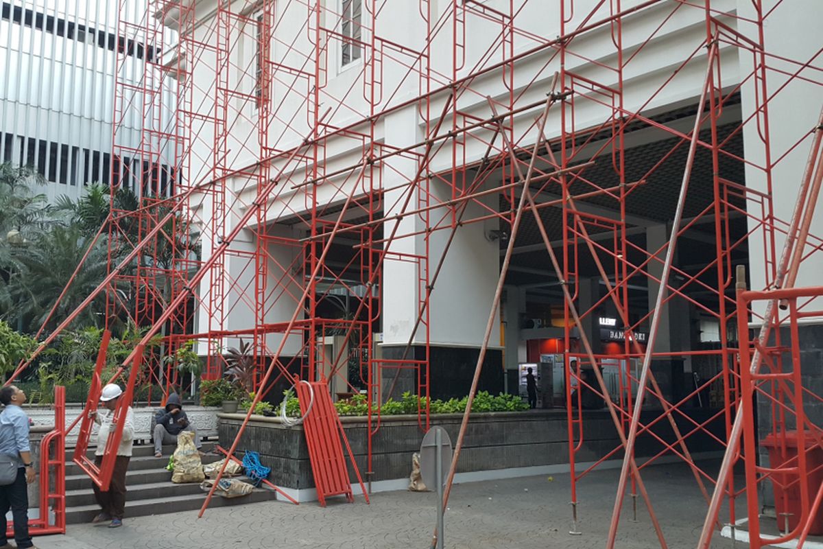 Petugas memasang scaffolding guna membantu mereka mengecat dinding Balai Kota DKI Jakarta yang tinggi, Rabu (11/10/2017). Pengecatan ini merupakan bagian dari pembenahan yang dilakukan Biro Umum Pemprov DKI Jakarta dalam rangka menyambut Anies Baswedan dan Sandiaga Uno setelah dilantik menjadi gubernur dan wakil gubernur DKI Jakarta.