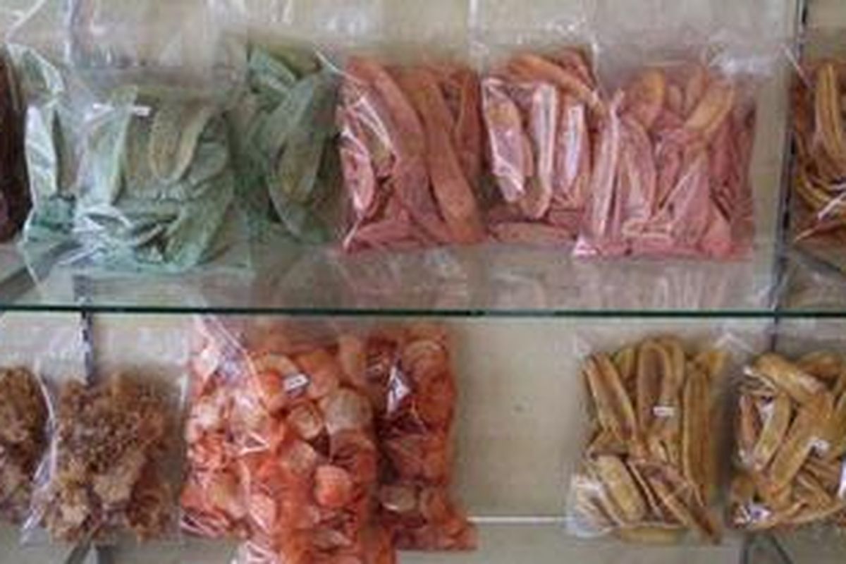 Keripik pisang khas Lampung tersedia dalam aneka rasa. 
