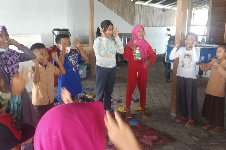 Proses belajar mengajar yang berada di Tree of Hope Ekas