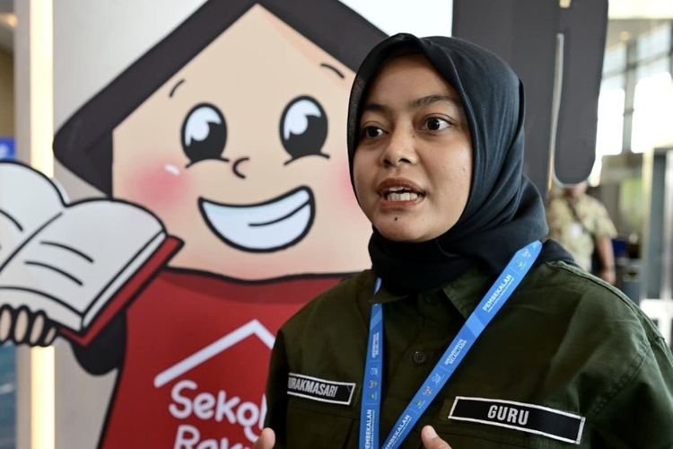 Guru di Sekolah Rakyat Menengah Atas (SRMA) 26 Makassar, Sulawesi Selatan, Nurakmasari