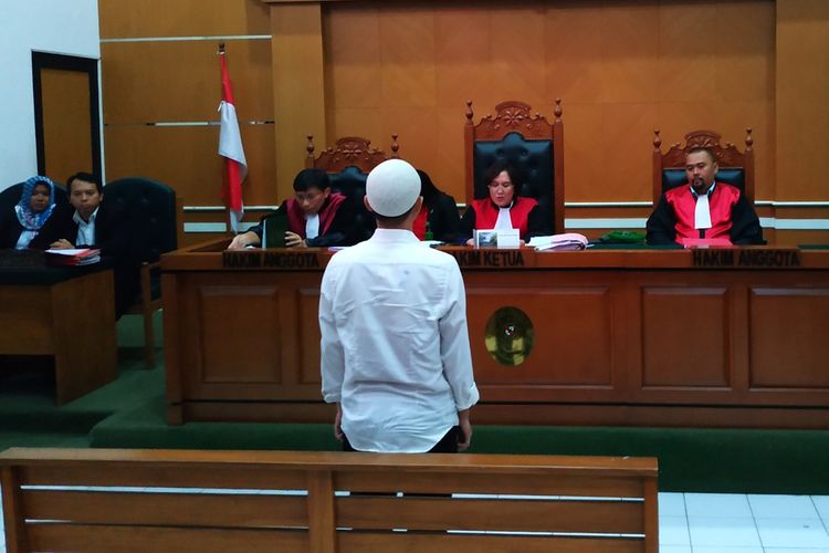 Brigadir Rangga Trianto, polisi terdakwa kasus penembakan terhadap polisi lain, Bripka Rahmat Efendy di Polsek Cimanggis 26 Juli 2019 menghadapi vonis majelis hakim di Pengadilan Negeri Depok, Jawa Barat, Rabu (26/2/2020).