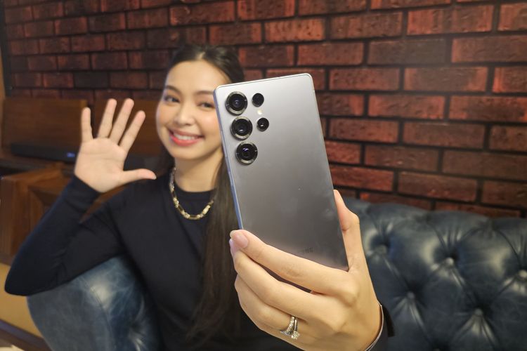 Selfie di dalam ruangan dengan kondisi minim cahaya menggunakan kamera Samsung Galaxy S25 Ultra