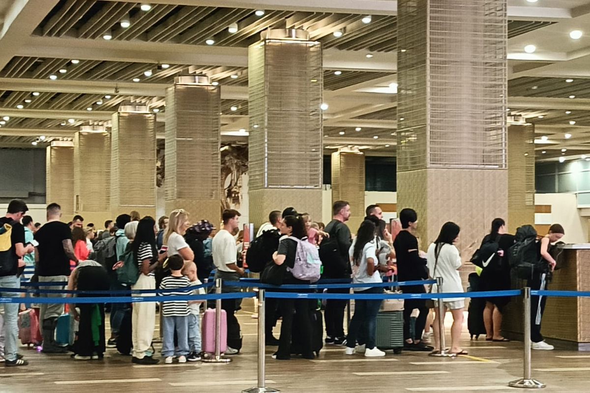 Wisatawan asing saat tiba di Bandara Internasional I Gusti Ngurah Rai. 