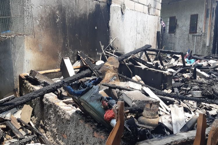 Puing-puing rumah terdampak kebakaran di kawasan Gg. H. A. Wahid kawasan Jatipadang, Jakarta Selatan, Senin (16/9/2019) pagi