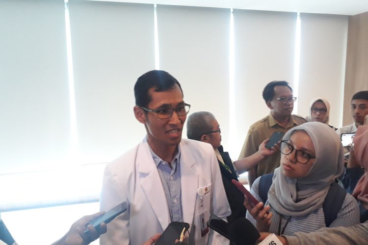 Dokter Spesialis Paru Paulus Arka kepada awak media di Rumah Sakit Eka Hospital Cibubur, Kabupaten Bogor, Senin (3/2/2020).