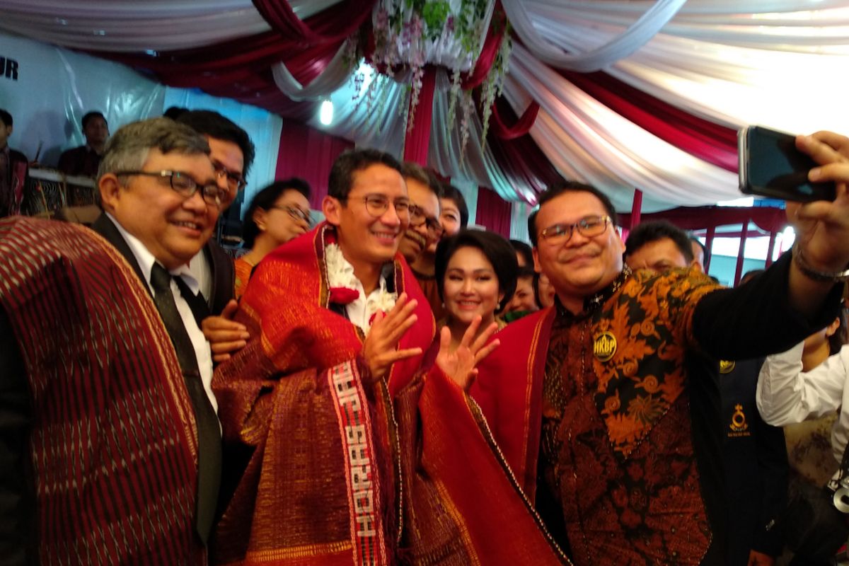 Wakil Gubernur DKI Jakarta, Sandiaga Uno, disambut jemaat Gereja Cilincing, Sabtu (11/11/2017). Sandiaga datang untuk meresmikan gedung gereja tersebut