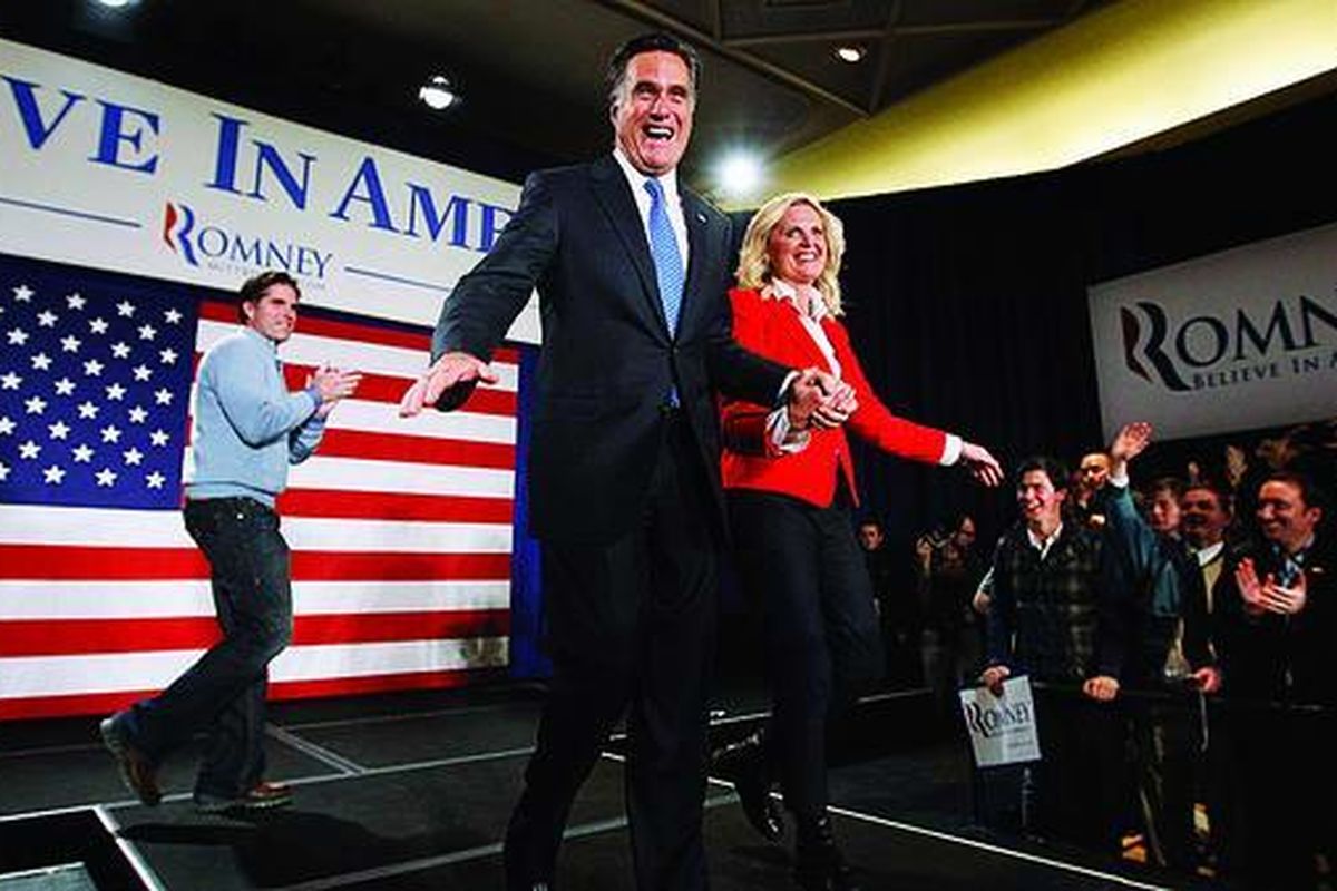 Kandidat presiden Amerika Serikat dari Partai Republik, Mitt Romney, berjalan bersama istrinya, Ann, setelah dipastikan memenangi Kaukus Iowa di Des Moines, Iowa, Selasa (3/1).