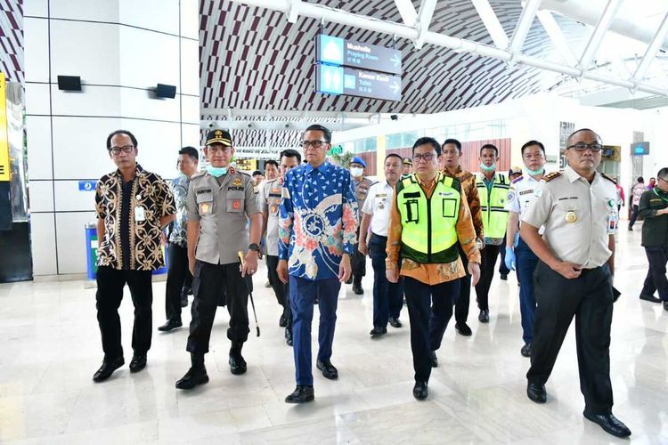 Gubernur Sulsel, Nurdin Abdullah dan Kapolda Sulsel, Irjen Polisi Mas Guntur Laupe meninjau pemulangan peserta Ijtima Dunia 2020 Zona Asia di Bandara Internasional Sultan Hasanuddin, Makassar, Jumat (20/3/2020).