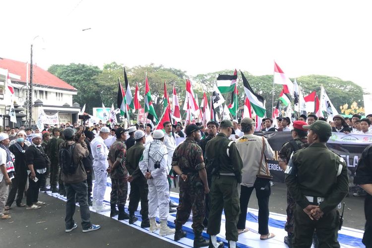 Ratusan orang menggelar aksi bela Palestina dengan berkumpul di sekitar Balai Kota Malang pada Jumat (20/10/2023), siang.