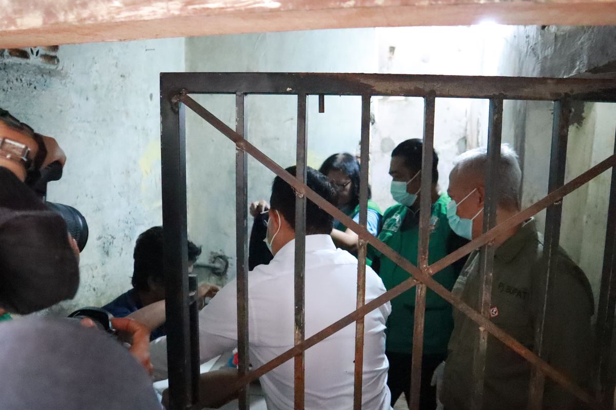 Pj Gubernur Jawa Timur, Adhy Karyono (baju putih), membebaskan MD (30), ODGJ asal Kelurahan Kartoharjo, Kecamatan Nganjuk, Kabupaten Nganjuk, dari pasung yang mengikatnya, Selasa (11/2/2025)