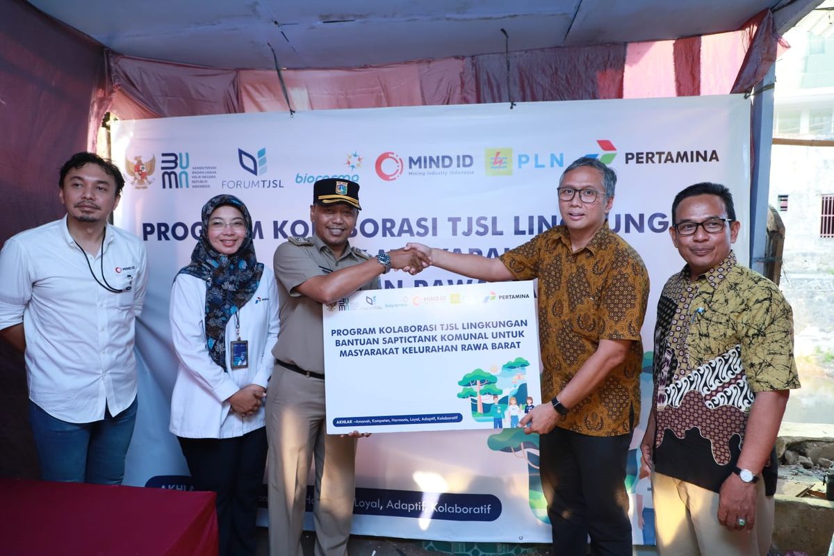 PT Pertamina (Persero) menyalurkan bantuan sanitasi berupa septic tank komunal kepada warga di Rukun Tetangga (RT) 02 Rukun Warga (RW) 02, Kelurahan Rawa Barat, Jakarta Selatan (Jaksel).
 
