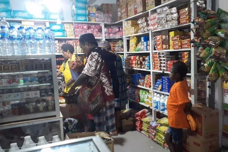 Dua orang ibu bersama satu anak yang merupakan warga Papua Nugini saat berbelanja di Pasar Pos Lintas Batas Negara (PLBN) Skouw di Kampung Mosso, Distrik Muara Tami, Kota Jayapura, Papua, Selasa (15/8/2023).