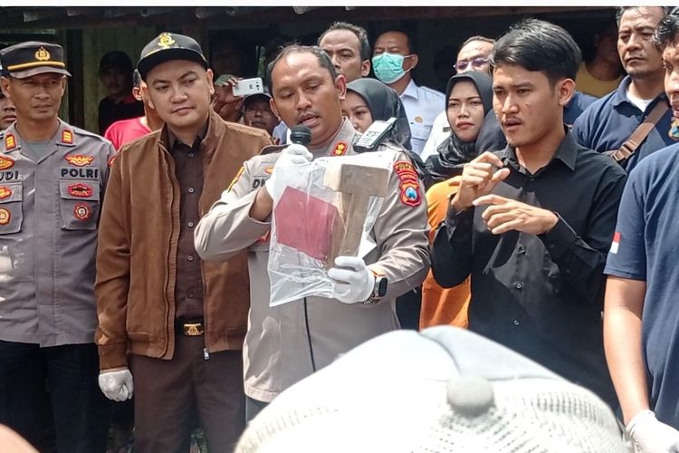Kapolres Ngawi AKBP Dwiasi Wiyaputera memperlihatkan palu dari kayu yang digunakan Anis untuk membunuh suaminya Romdan. Pembunuhan dipicu karena faktor ekonomi dimana pelaku memiliki hutang yang cukup banyak swntara diajak m ncari solusi suami pelaku tidak peduli. *** Local Caption *** Kapolres Ngawi AKBP Dwiasi Wiyaputera memperlihatkan palu dari kayu yang digunakan Anis untuk membunuh suaminya Romdan. Pembunuhan dipicu karena faktor ekonomi dimana pelaku memiliki hutang yang cukup banyak swntara diajak m ncari solusi suami pelaku tidak peduli.