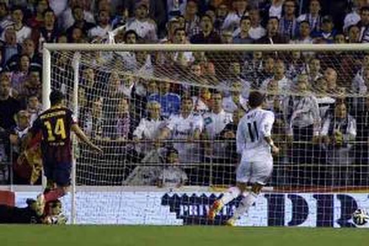 Penjaga gawang Barcelona, Jose Manuel Pinto (kiri), hanya bisa melihat gawangnya kebobolan oleh tembakan Angel Di Maria, yang mencetak gol pertama Real Madrid dalam el clasico di final Copa del Rey, Rabu (16/4/2014). Sementara itu Gareth Bale bersiap menyambar bola apabila ada peluang. Madrid menang 2-1.