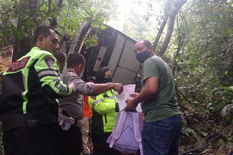 Sejumlah bingkisan hadiah diamankan dari reuntuhan bus Semeru Putra Transindo yang mengalami kecelakaan terjun ke dalam jurang sedalam 30 meter di tikungan jalan menurun tajam di Lawu Green Forest tepatnya di Desa Sarangan Kabupaten Magetan, Jawa Timur.