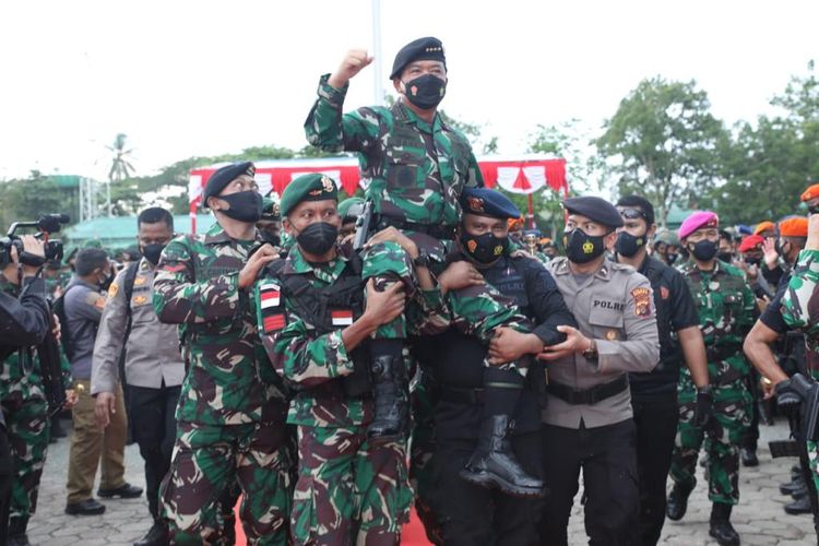 Panglima TNI Marsekal Hadi Tjahjanto usai memberikan arahan kepada prajurit TNI dan personel Polri di Markas Brigif Raider 20/ Ima Jaya Keramo, Timika, Papua, Jumat (22/10/2021).