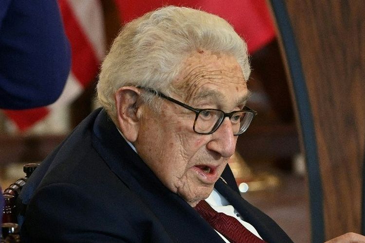 Mantan Menteri Luar Negeri Amerika Serikat Henry Kissinger saat menghadiri jamuan makan siang di kantor Departemen Luar Negeri AS di Washington DC, 1 Desember 2022. Henry Kissinger meninggal pada Rabu (29/11/2023).