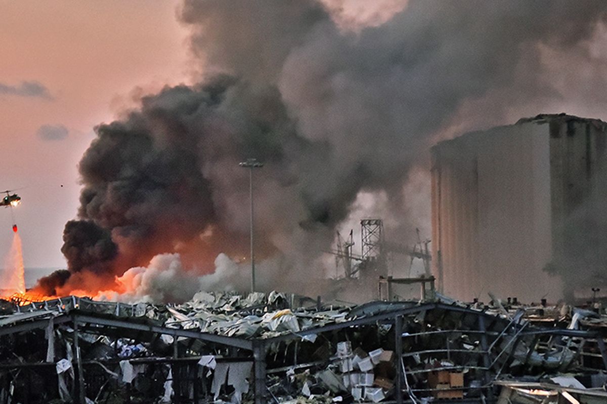 Helikopter memadamkan api di lokasi ledakan di kawasan pelabuhan di Beirut, Ibu Kota Lebanon, Selasa (4/8/2020). Sebanyak 73 orang tewas dan ribuan lainnya dilaporkan terluka dari insiden dua ledakan besar yang mengguncang Beirut tersebut.