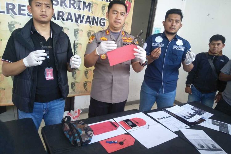 Kapolres Karawang AKBP Arif Rachman Arifin (tengah) beserta jajaran menunjukkan barang bukti penangkapan residivis curanmor saar press release di depan Ruang Forensik RSUD Karawang, Sabtu (14/12/2019).