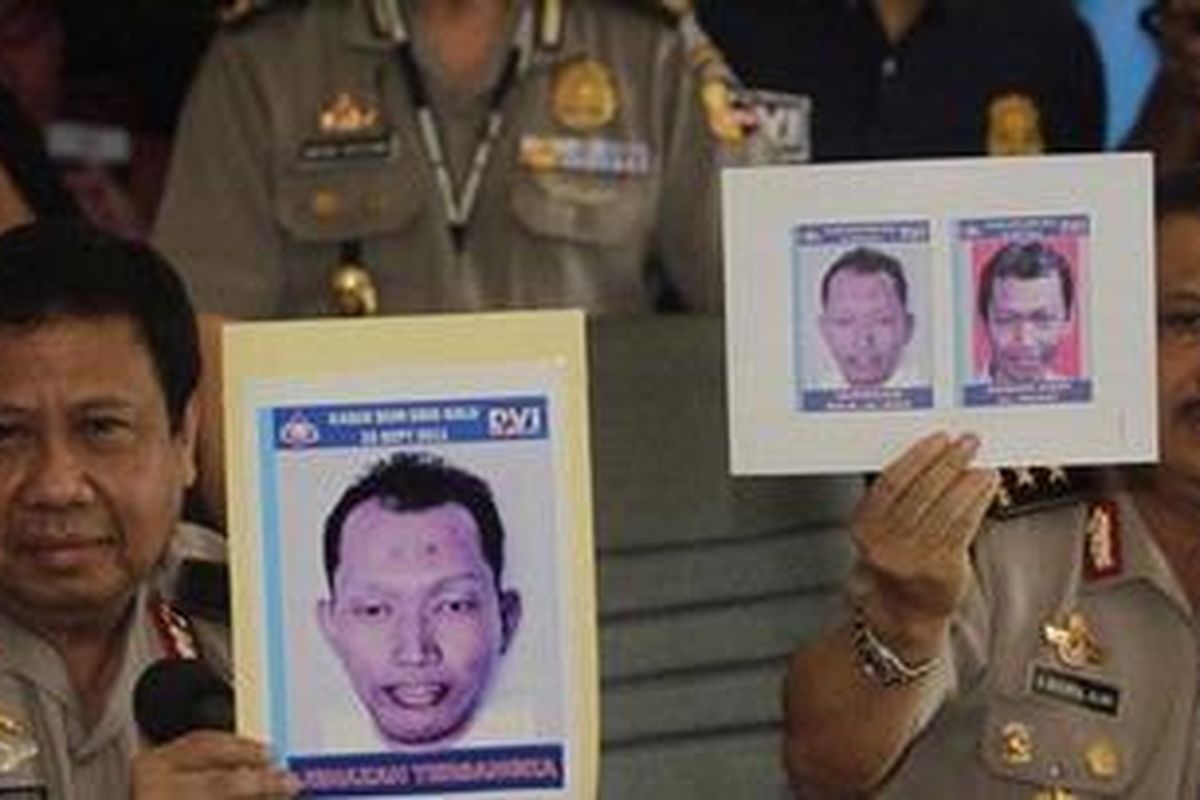 Kepala Divisi Humas Polri Irjen Anton Bachrul Alam (kanan) didampingi Kepala Pusat Kedokteran dan Kesehatan Polri Brigjen (kiri) Musaddeq Ishaq merilis foto pelaku bom bunuh diri Gereja Bethel Injil Sepenuh Solo di Gedung Humas Mabes Polri, Jakarta Selatan, Selasa (27/9/2011). Setelah melakukan tes sidik jari, fisik dan DNA, pelaku dipastikan adalah Pino Damayanto alias Ahmad Urip alias Ahmad Yosepa alias Hayat yang juga merupakan salah satu DPO Polri. Dalam aksinya tersebut 14 jemaat gereja terluka sedangkan pelaku menjadi satu-satunya orang yang tewas. KOMPAS IMAGES/RODERICK ADRIAN MOZES