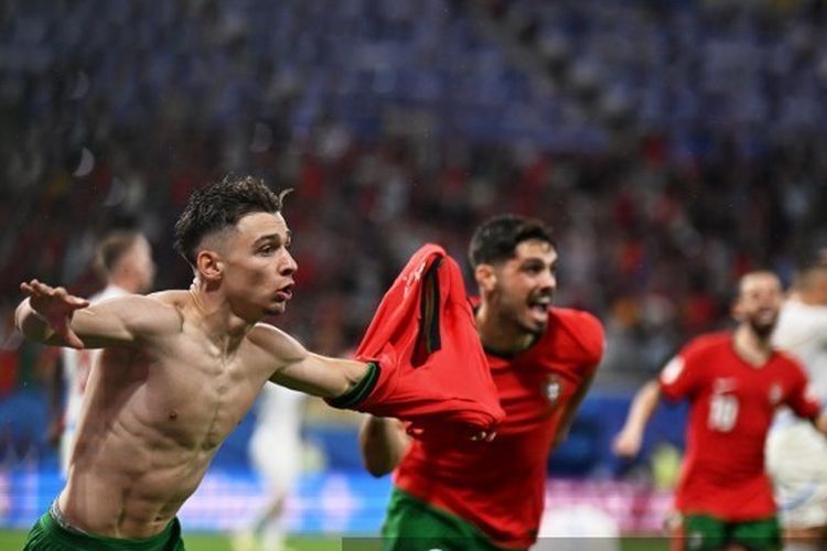 Penyerang Portugal Francisco Conceicao merayakan golnya seusai membobol gawang Ceko pada pertandingan Grup F Piala Eropa 2024 di Leipzig Stadium, Selasa (18/6/2024). Artikel ini berisi link live streaming Turkiye vs Portugal di Euro 2024.