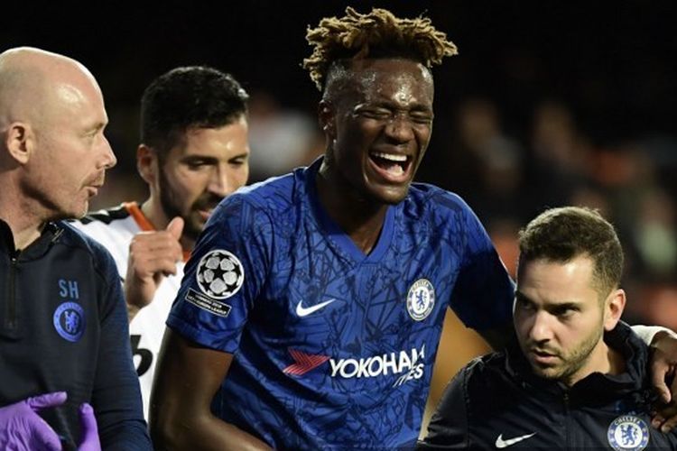 Tammy Abraham saat ditopang keluar sesaat setelah mengalami kesakitan di daerah pinggul kala menghadapi Valencia di lanjutan pekan ke-5 Liga Champions, Kamis (28/11/2019) dini hari WIB.