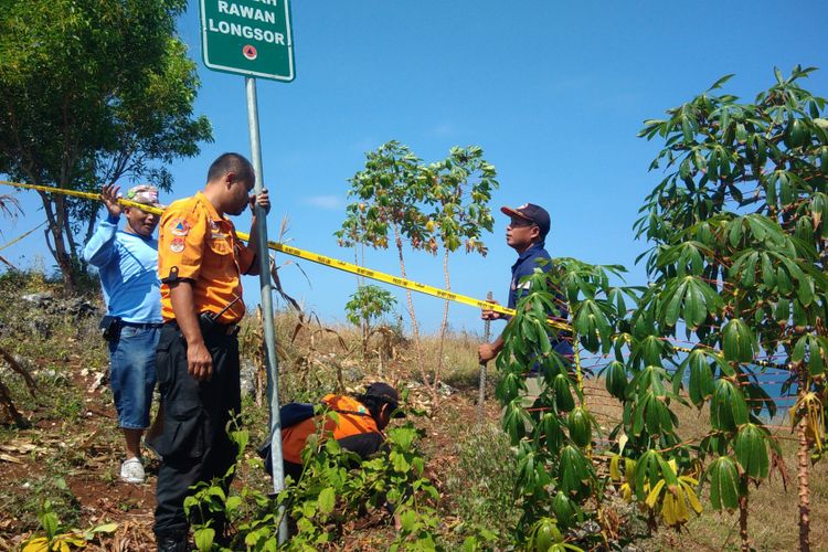 Petugas SAR dan BPBD Gunungkidul Memasang Rambu Rawan Longsor di sekitar Pantai Ngungap