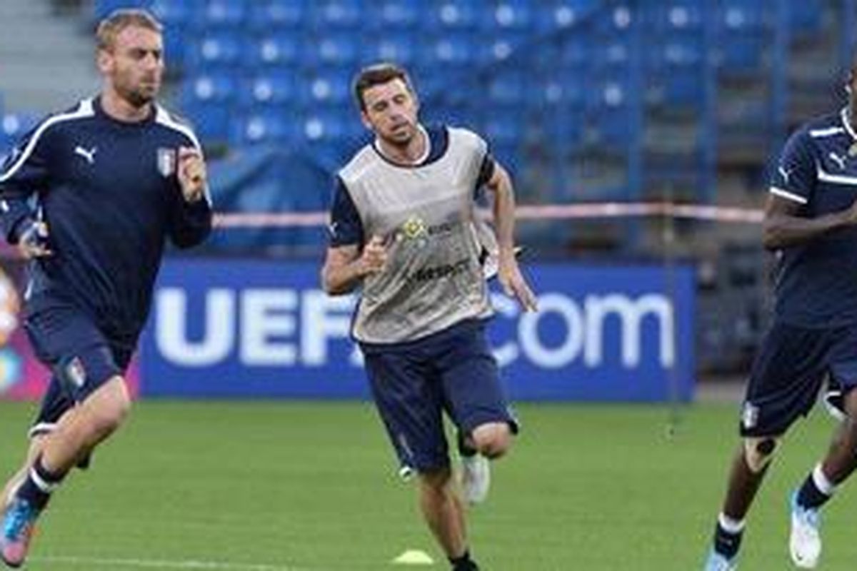 (ki-ka) Gelandang tim nasional Italia Daniele De Rossi, bek Andrea Barzagli dan penyerang Mario Balotelli berlari dalam sesi latihan di Stadion Municipal di Poznan, Minggu (17/6/2012), jelang laga terakhir mereka di Grup C Piala Eropa 2012 melawan Irlandia.