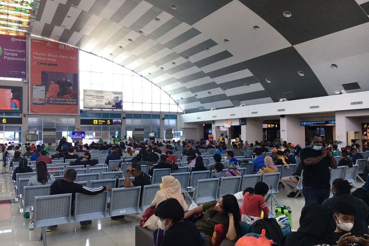Para penumpang, saat duduk di ruang tunggu menunggu pesawat untuk berangkat dari Bandara Sentani, Jayapura, Papua, Rabu (04/05/2022).
