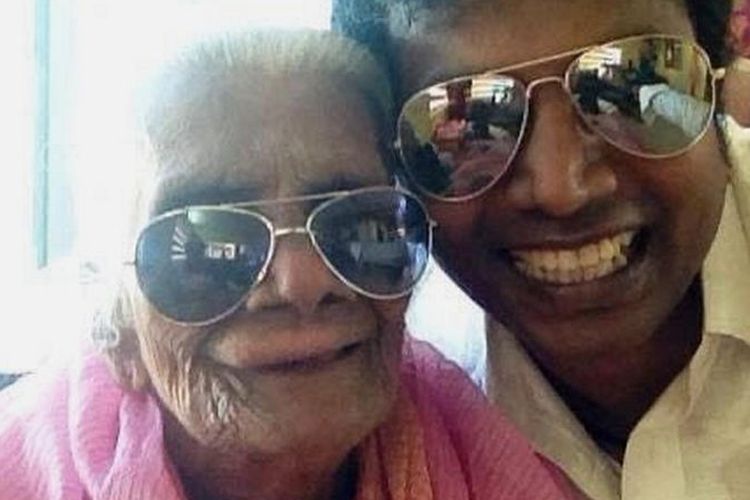 Ketika Sunder Ramu pergi kencan dengan neneknya, mereka mengenakan kaca mata yang serasi. [DOK. SUNDER RAMU VIA BBC INDONESIA]