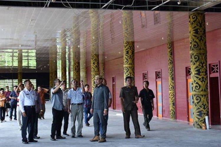 Komisi B DPRD Sintang sidak pembangunan rumah Betang Tampun juah di Jerora Satu 