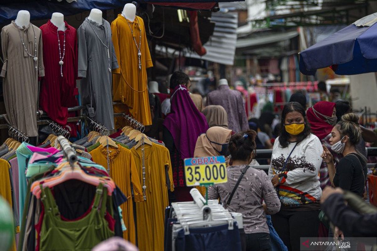 Warga berbelanja pakaian yang dijual pedagang kaki lima di Jalan Jati Baru II, Tanah Abang, Jakarta, Senin (18/5/2020). 