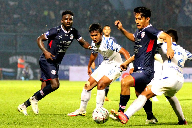 Pemain Arema FC Hanis Sagara dijaga ketat 2 pemain PSIS Semarang saat pertandingan pekan 2 Liga 1 2022-2023 yang berakhir dengan skor 2-1 di Stadion Kanjuruhan Kepanjen, Kabupaten Malang, Sabtu (30/7/2022) malam.