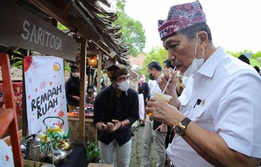 Menko Marves Luhut Binsar Pandjaitan mengunjungi salah satu pedagang di acara Bangga Buatan Indonesia (BBI) yang berlangsung di Banyuwangi, Jawa Timur, Sabtu (19/3/2022).