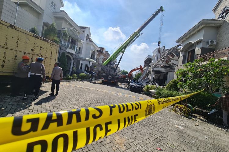 Evakuasi 2 Korban Tertimbun Reruntuhan Rumah Mewah di Grand Polonia Medan, 400 Personel Tim SAR Dikerahkan