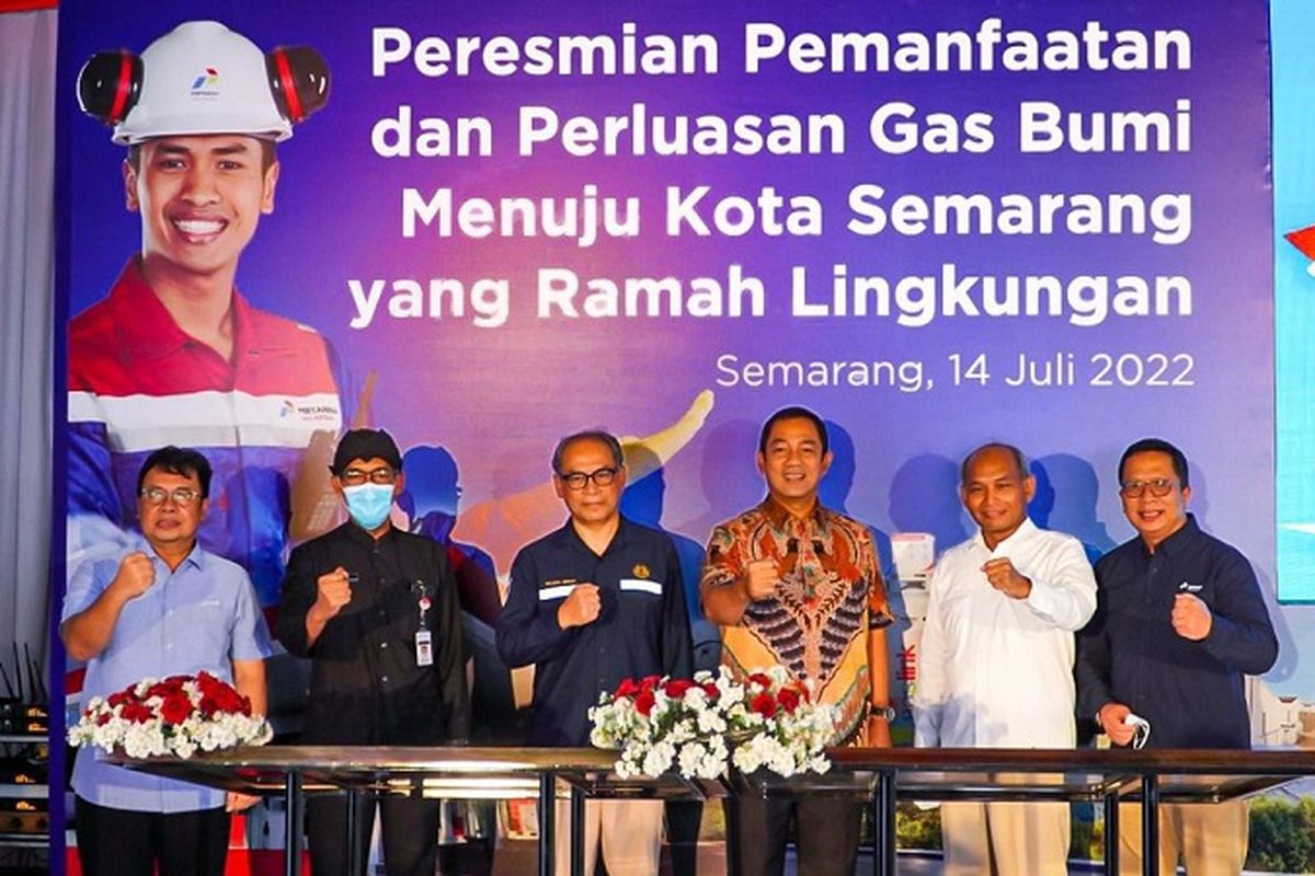 Direktur Jenderal (Dirjen) Minyak dan Gas Bumi (Migas) Tutuka Ariadji meresmikan pengoperasian kedua SPBG di SPBG Penggaron, Kelurahan Plamongan Sari, Kota Semarang, Jawa Tengah (Jateng), Kamis (14/7/2022). 