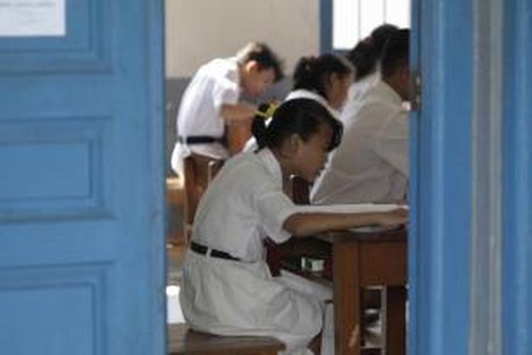 Murid mengikuti jalannya Ujian Nasional Sekolah Dasar di SDN Palmerah 07 Pagi, Jalan Palmerah Utara, Jakarta, Senin (18/5/2015). Pelaksanaan UN akan berlangsung hingga 20 Mei mendatang dengan mata pelajaran yang diujikan Bahasa Indonesia, Matematika, Ilmu Pengetahuan Alam. 