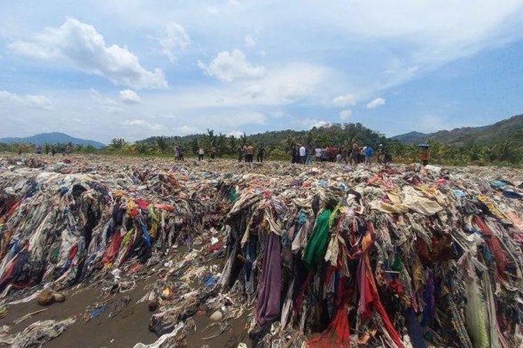 Kondisi pantai di perbatasan antara pantai Cibutun, Desa Sangrawayang dan Pantai Loji, Desa Loji, Kecamatan Simpenan, Kabupaten Sukabumi, sampai kain menumpuk, Senin (2/10/2023) 