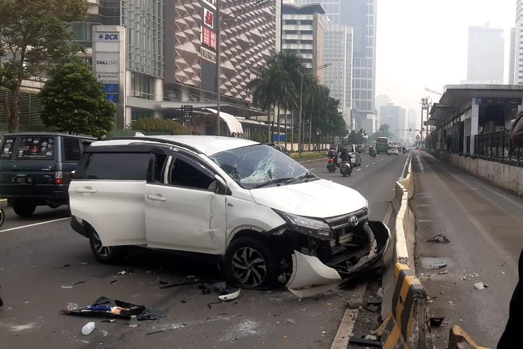 Mobil Toyota Rush berwarna putih dengan nomor polisi B 2561 SYG diduga hilang kendali sehingga menabrak separator busway di Jalan Jenderal Sudirman, Kamis (17/3/2022).