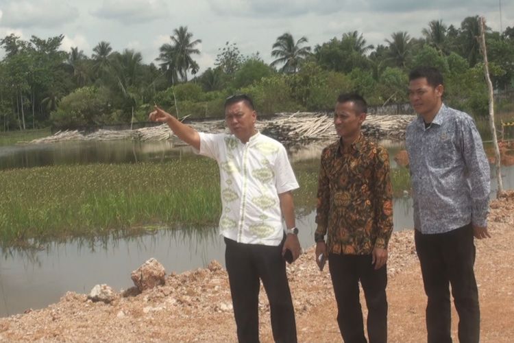 Aanggota Komisi 3 DPRD OKI melakukan sidak pembangunan Jalan tol Kayuagung -Palembang yang diduga menjadi penyebab puluhan rumah warga terendam banjir selama 1 bulan.