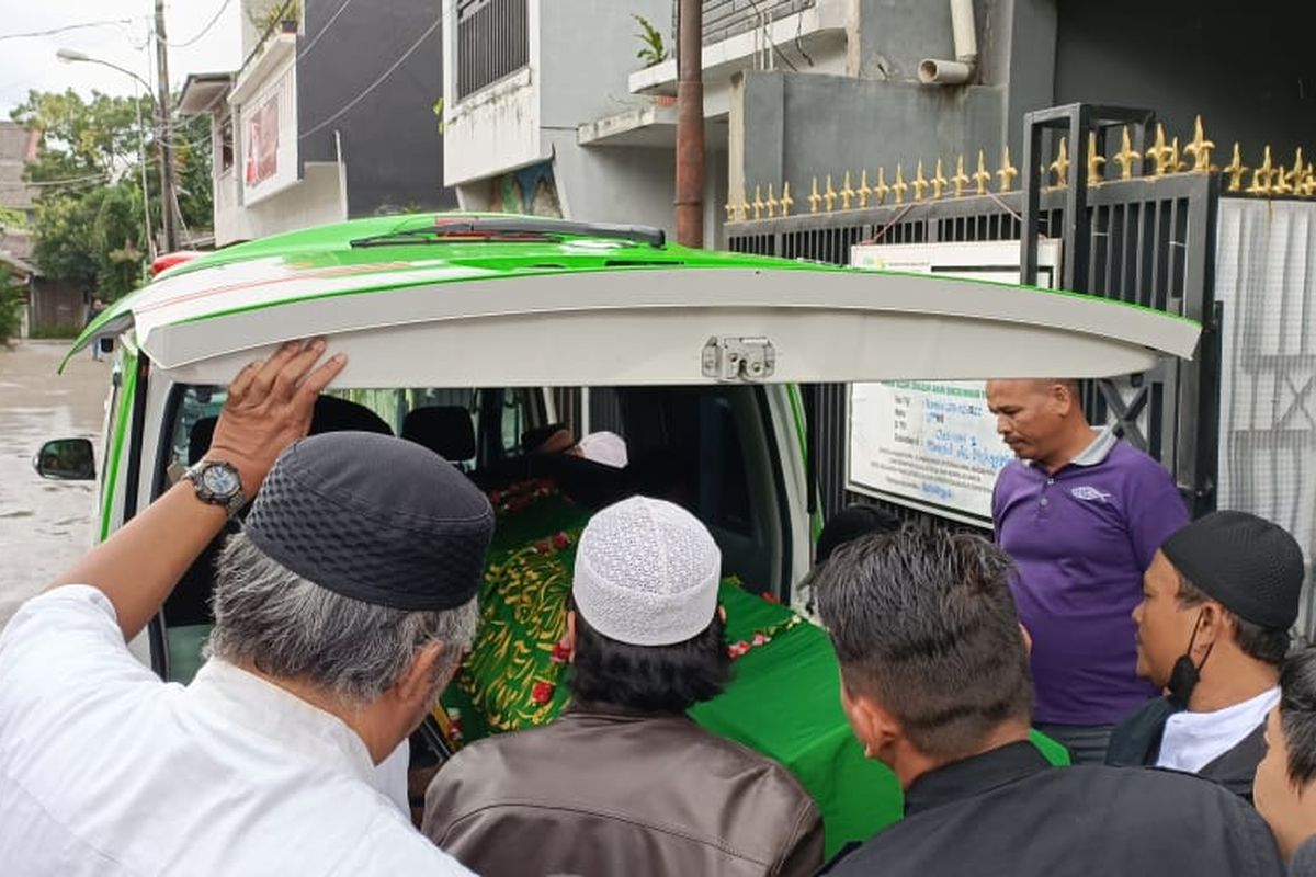 Jenazah almarhum Abdul Hamid alias Pak Ogah yang dibawa ke Masjid Jami Al-Muhajirin untuk dishalatkan. Rencananya, jenazah almarhum akan dikebumikan di TPU Jatisari pada Kamis (29/12/2022) siang setelah Bada Dzuhur.