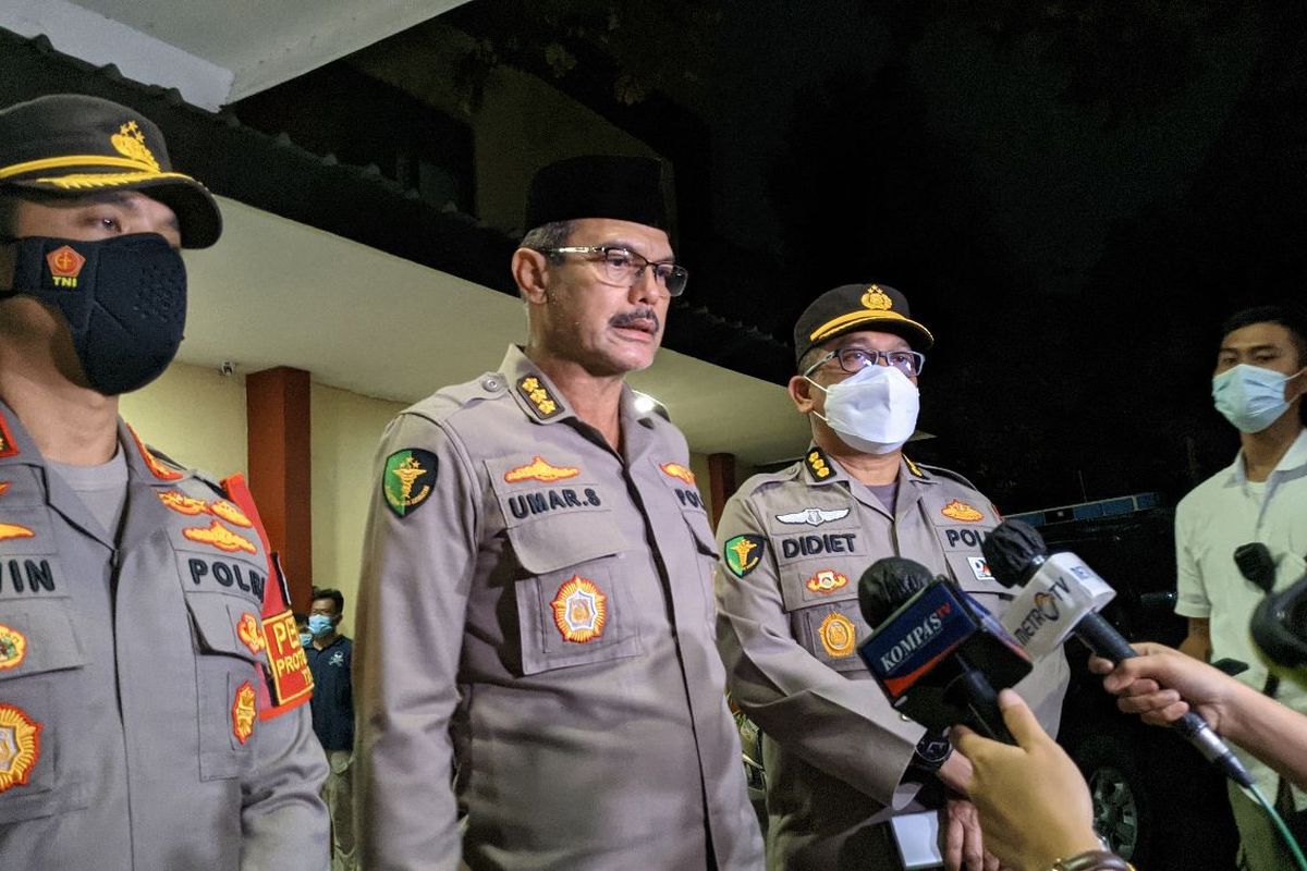Wakil Kepala Rumah Sakit RS Polri Kramat Jati Kombes Pol Umar Shahab memberikan keterangan terkait otopsi jenazah terduga teroris ZA di RS Kramat Jati Jakarta Timur, Kamis (1/4/2021)