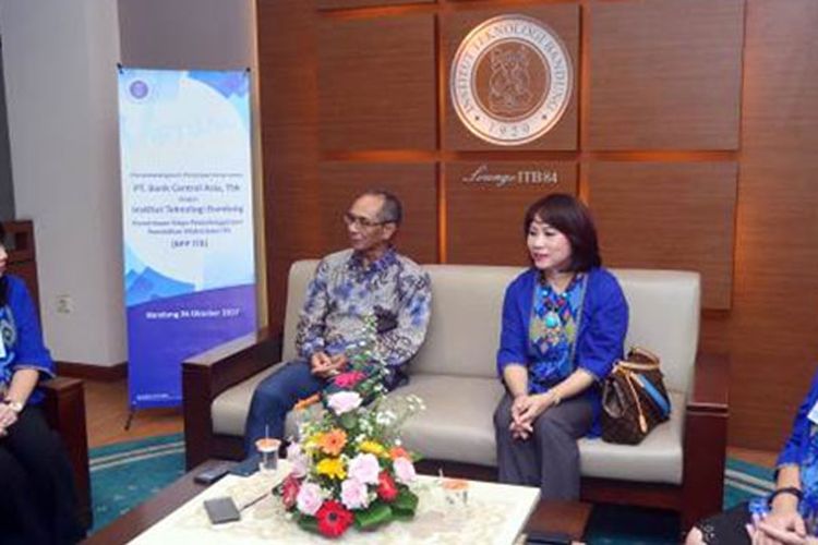 Wakil Rektor bidang Keuangan, Perencanaan, dan Pengembangan Institut Teknologi Bandung (ITB), Prof. Dr. Wawan Gunawan A. Kadir, MS (kedua dari kiri) dan Kepala Kantor Wilayah I BCA Bandung, Allan Sriwulandari (kedua dari kanan) dalam wawancara terkait pengembangan kerja sama di bidang entrepreneur di Bandung, Kamis (26/10/2017).