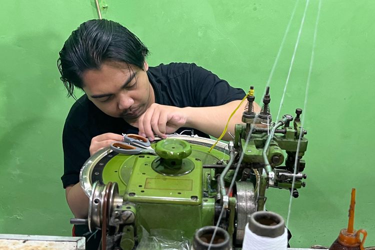 Pekerja sedang memproduksi pakaian rajut Gallery Rajut atau Galleraj.id di Bandung, Jawa Barat.