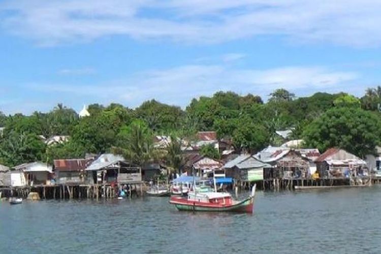 Suasana kampung tepi laut di Kecamatan Kepulauan Pongok, Kabupaten Bangka Selatan, Kepulauan Bangka Belitung.
