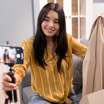 Ilustrasi live shopping, mempromosikan produk lewat live streaming. 