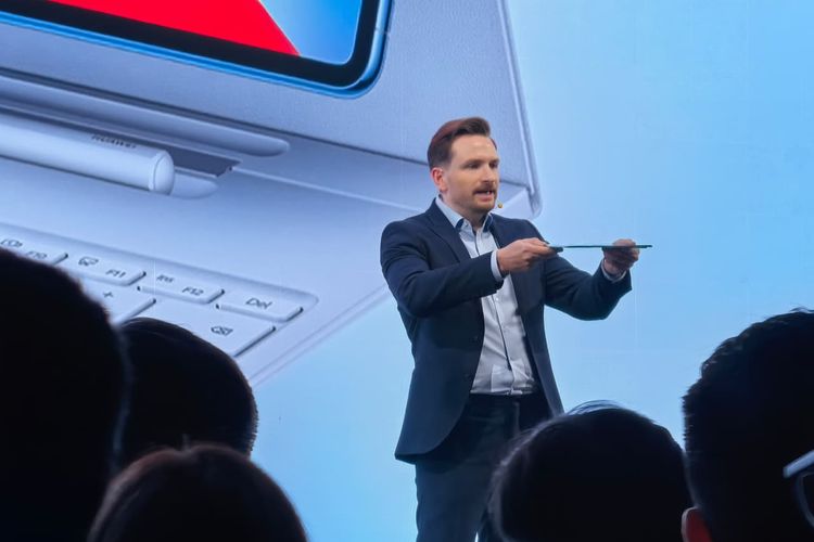 Andreas Zimmer, Head of Product Huawei di panggung peluncuran MatePad Pro Max yang digelar di Bangkok, Thailand, Kamis (7/5/2026).