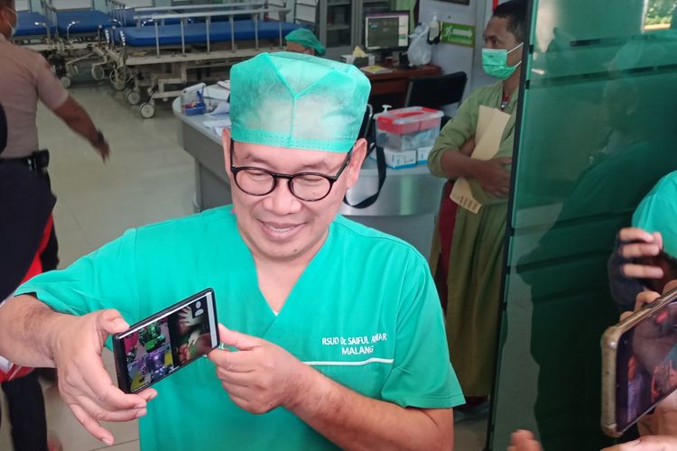 Salah satu dokter di Rumah Sakit Saiful Anwar (RSSA) di Kota Malang, Jawa Timur menunjukkan video langsung kegiatan operasi pemisahan bayi kembar siam pada Sabtu (12/8/2023), pagi.