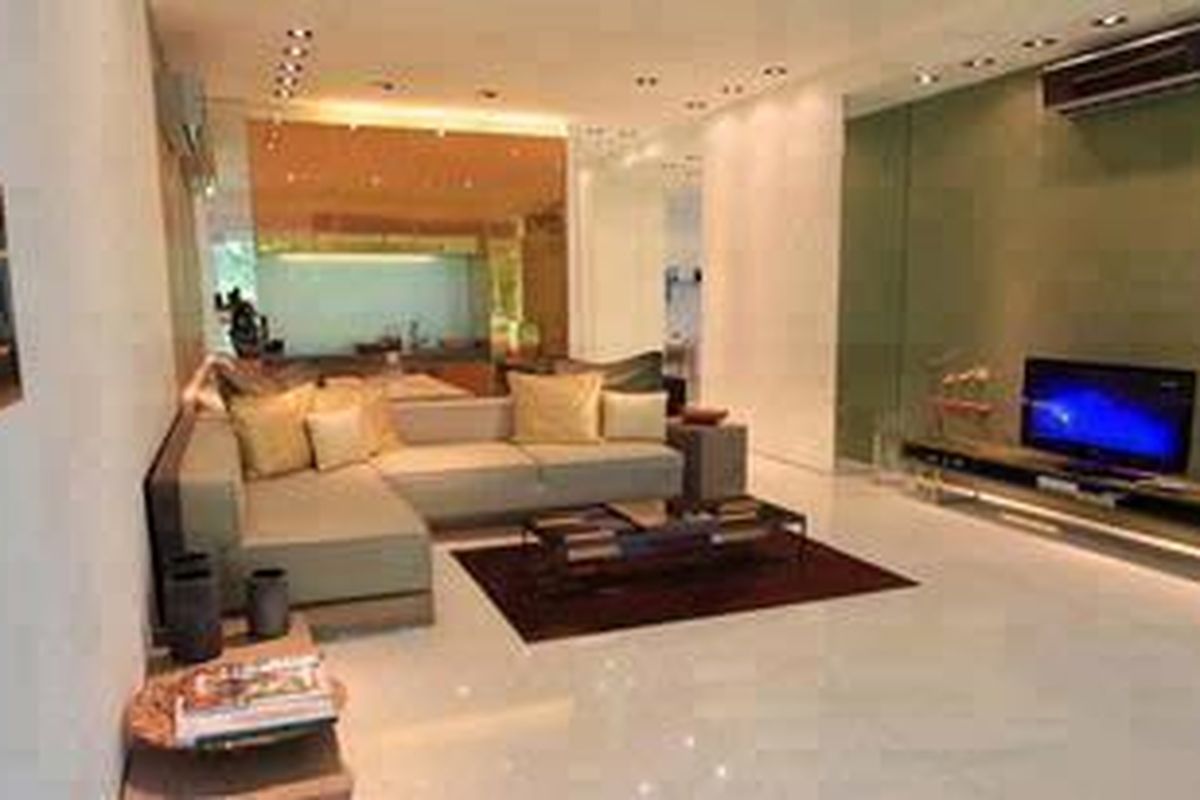 Dinding ruang tamu ini memiliki satu dinding dengan daya tarik tersendiri, yakni dinding berwarna hijau tua. Dinding ini menjadi berbeda karena yang lainnya berwarna putih. 