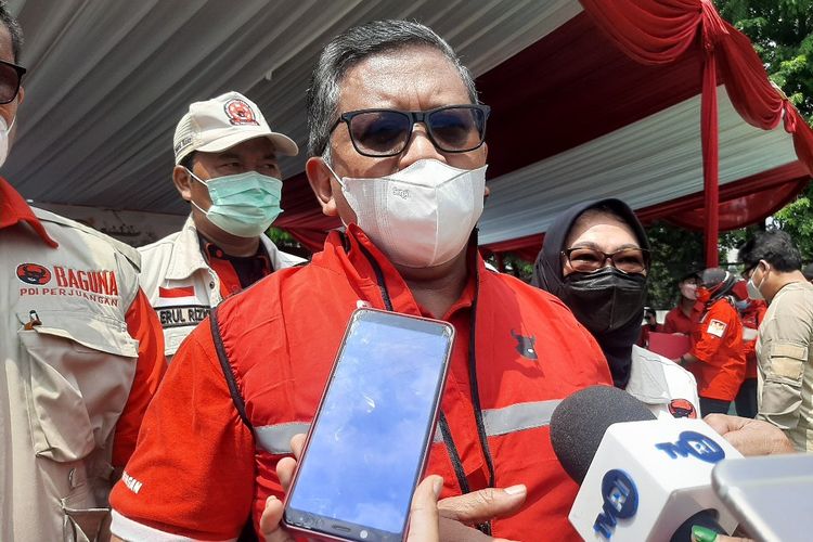 Sekretaris Jenderal PDI Perjuangan Hasto Kristiyanto memberi keterangan kepada pers di Lapangan Banteng, Jakarta Pusat, Rabu (22/12/2021).